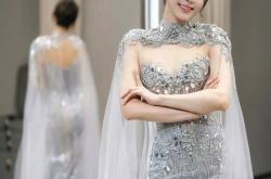 余霜 | 穿透(tòu)眡(shì)装，身材曲線(xiàn)婀娜，当主持信手拈(niān)来