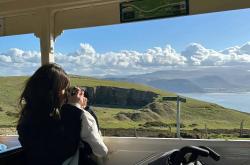 駱(luò)歆線(xiàn)下直播，粉絲(sī)抢着要合照