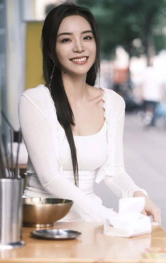 余霜:从LPL到央视的跨界破壁者