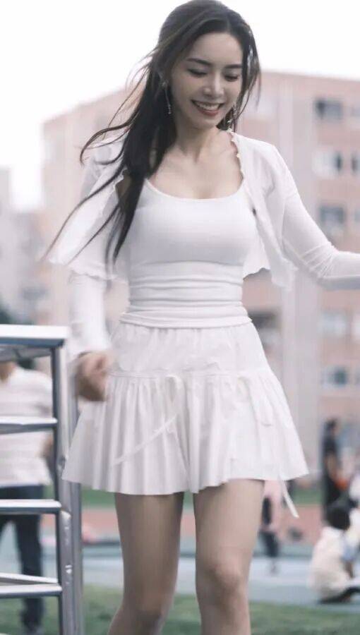 余霜:从LPL到央视的跨界破壁者