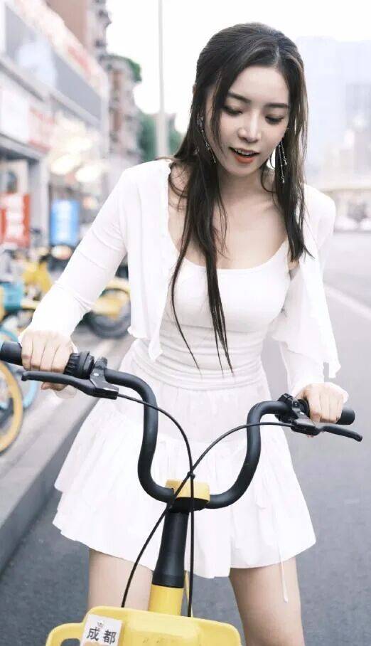 余霜:从LPL到央视的跨界破壁者