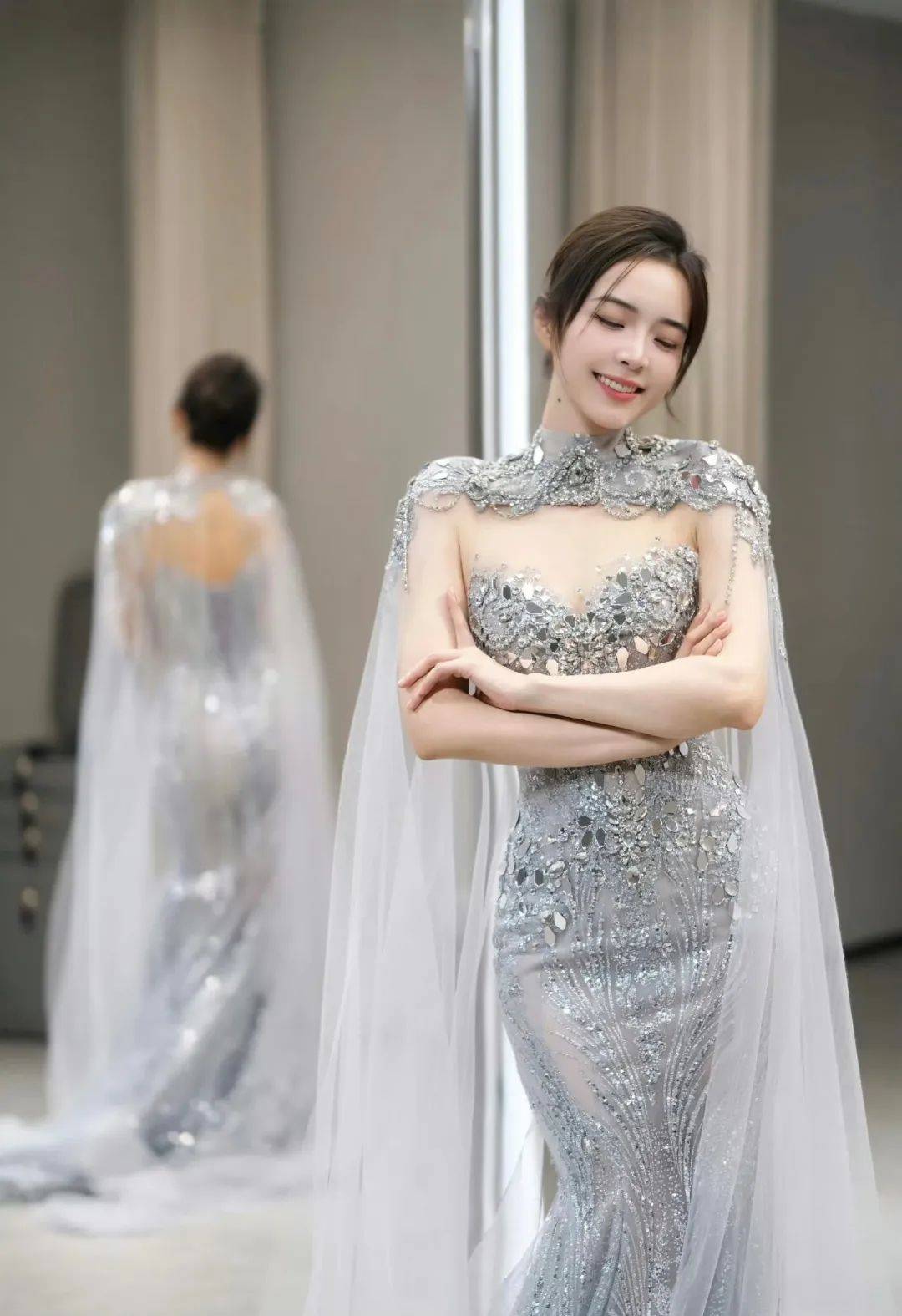 余霜 | 穿透视装,身材曲线婀娜,当主持信手拈来