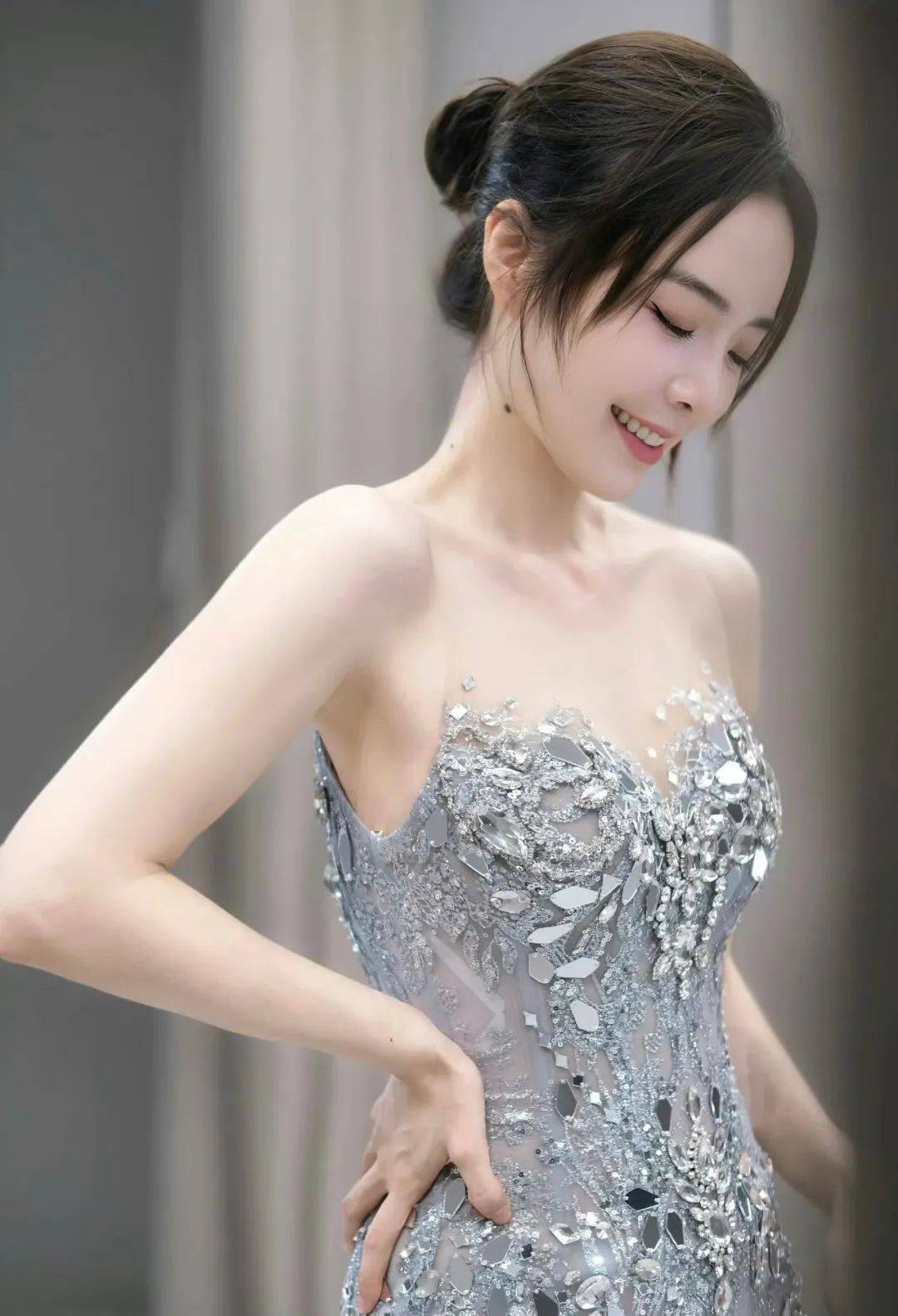 余霜 | 穿透视装,身材曲线婀娜,当主持信手拈来