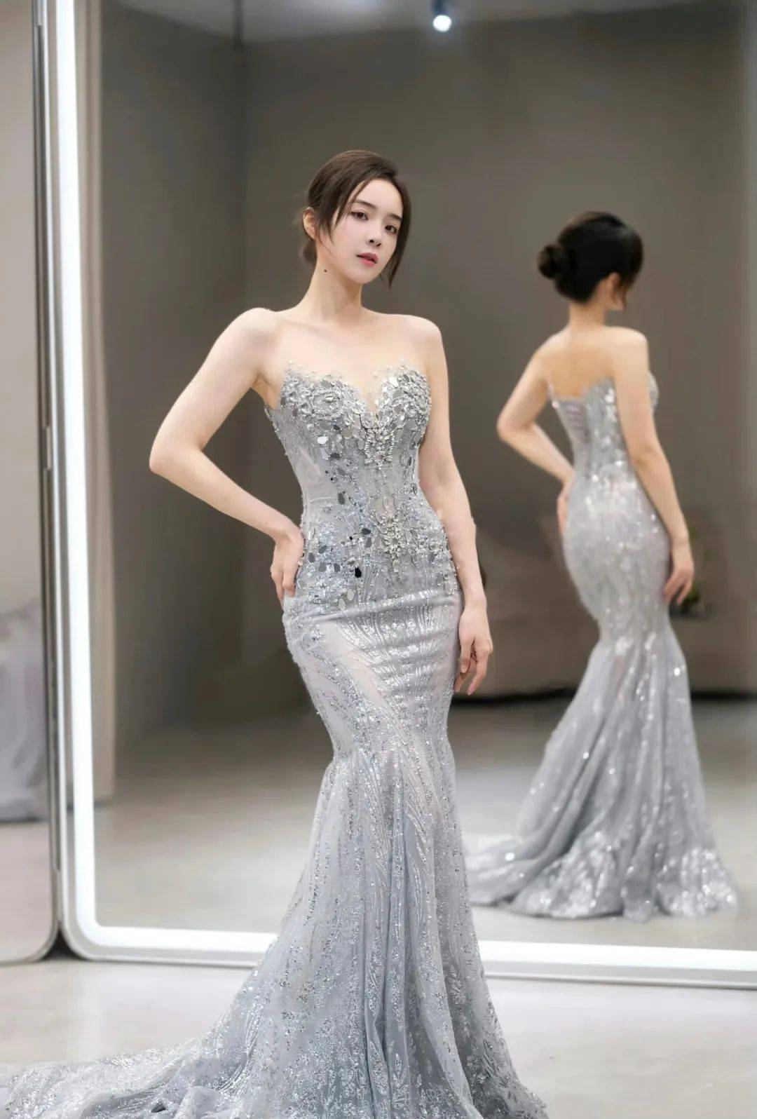 余霜 | 穿透视装,身材曲线婀娜,当主持信手拈来