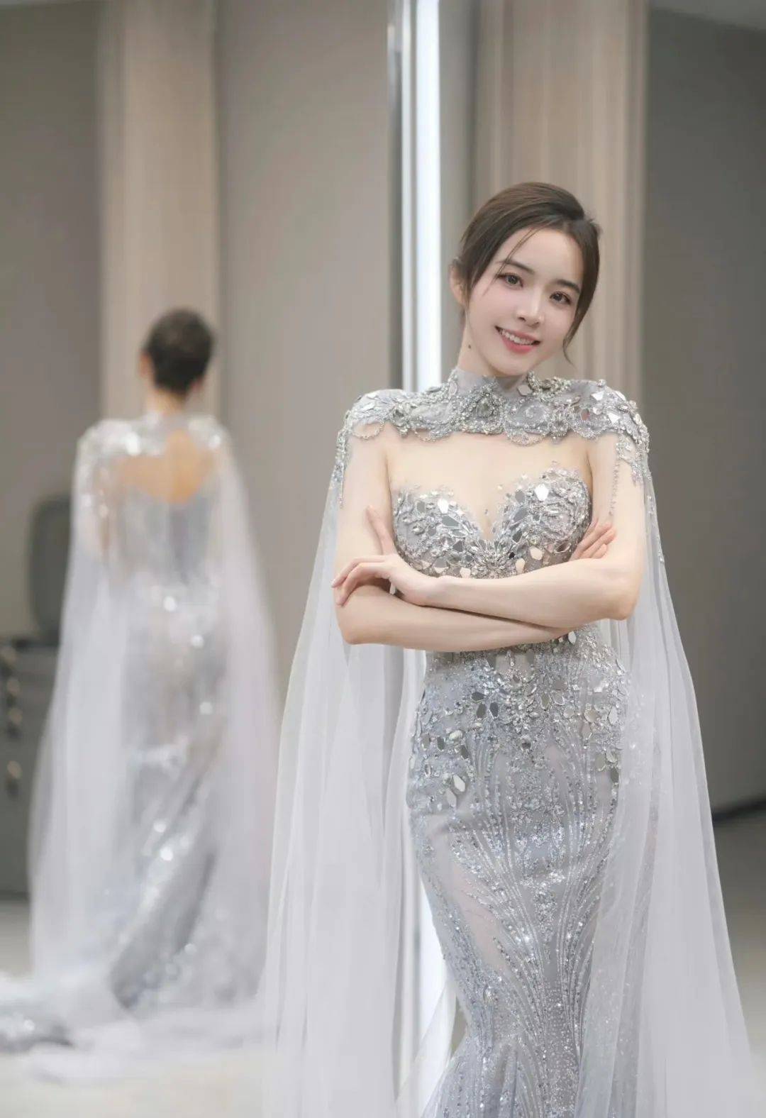 余霜 | 穿透视装,身材曲线婀娜,当主持信手拈来