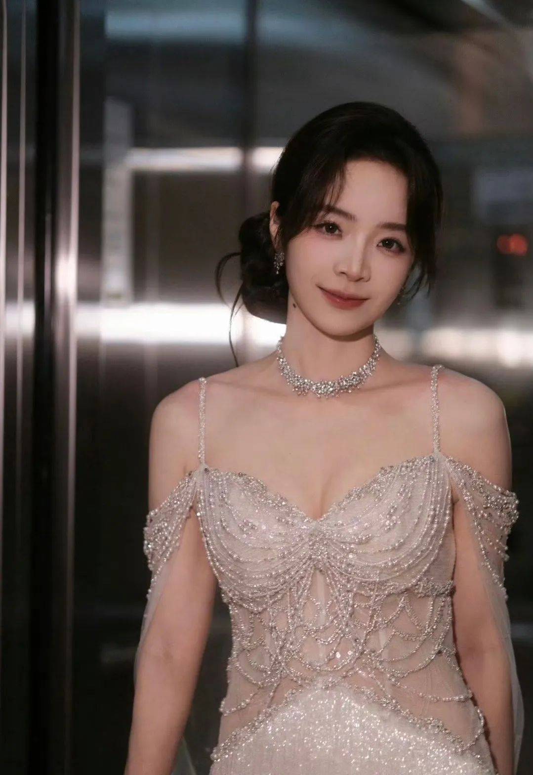 余霜 | 穿透视装,身材曲线婀娜,当主持信手拈来