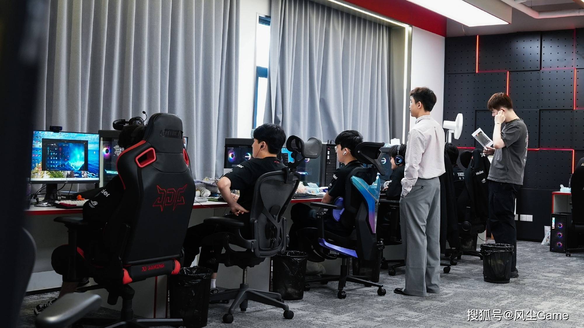 LPL选手摆烂惹怒官方!管泽元预测入围赛:T1会3:1赢下IG