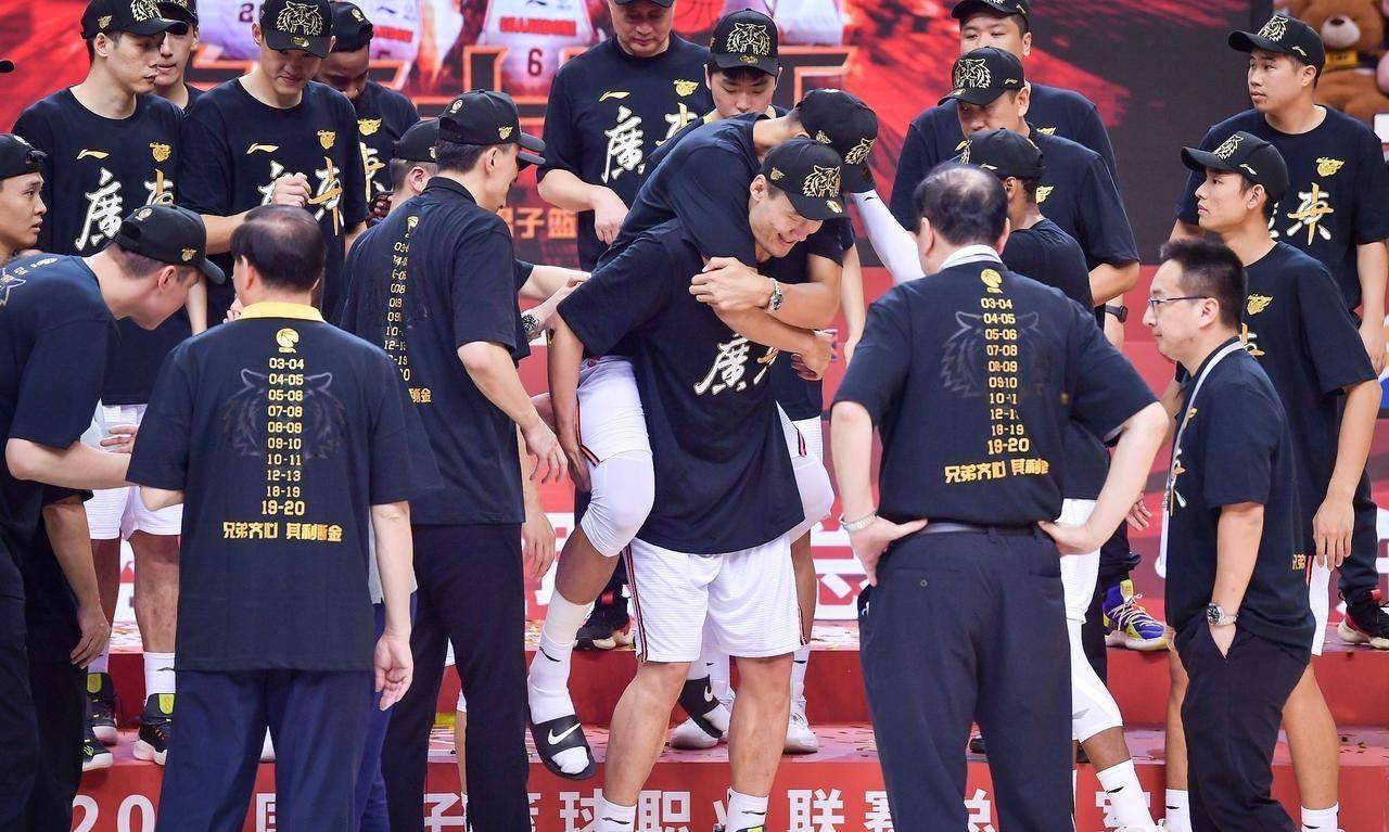 场均25.5分!山东男篮签下鲍威尔,或补外线火力短板