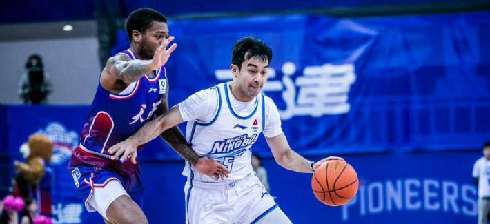 CBA新星二代因伤提前宣布退役，巅峰赛季场均20分8助攻