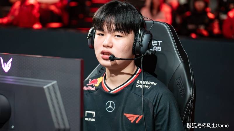 LOL历史最惨冠军AD诞生！临近世界赛被粉丝逼宫：不换人不买周边