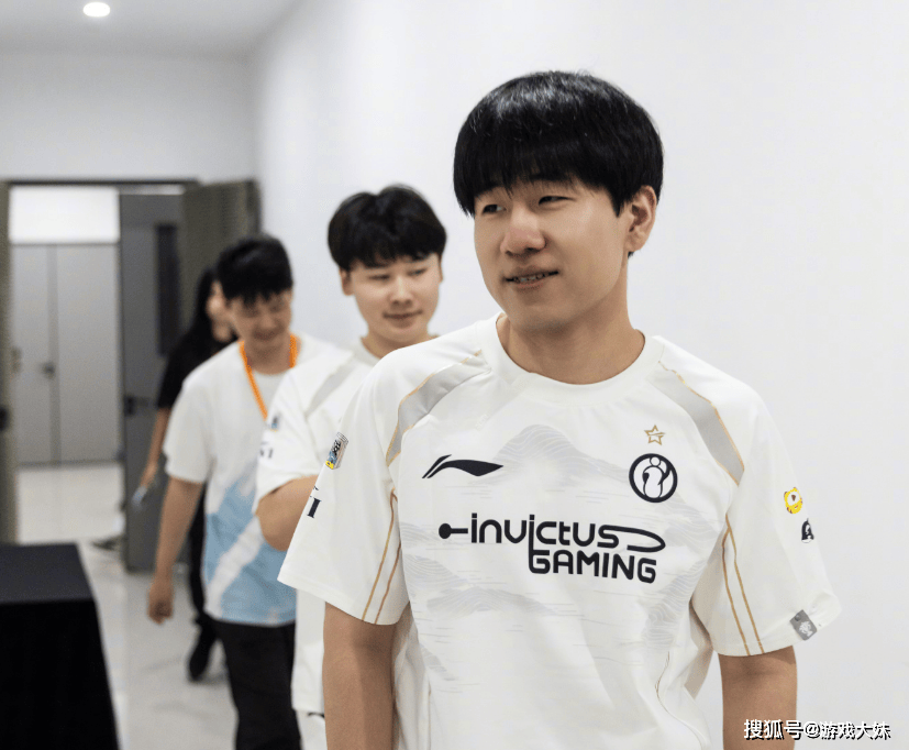 S15世界赛LPL出征服公布，售价引起网友不满，比门票还贵