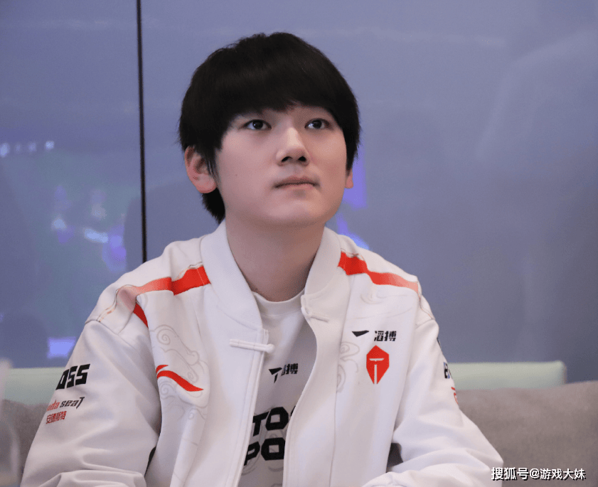 S15世界赛LPL出征服公布，售价引起网友不满，比门票还贵