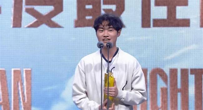 【一竞技1JingJi】LOL：Tarzan荣获年度MVP Knigh拿最佳中单引争议