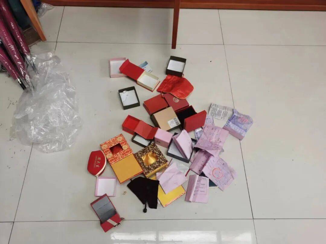 狠人！偷了自己家，再偷朋友家！警方提醒