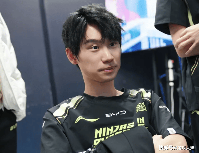 Doinb带3位LOL选手打dota2，被对方虐泉，还被嘲讽是人机